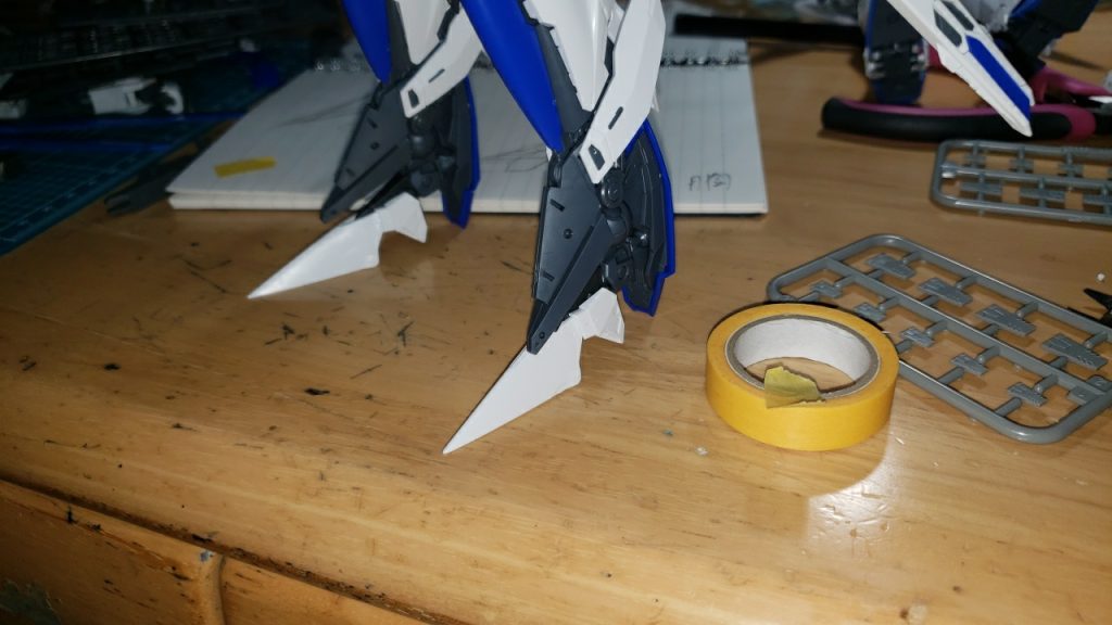 今までの機体はだいたい脚が長くて、空中戦専用みたいなものを沢山作ってたけど今回は一般的なMSのプロポーションを目指して作りました。エクリプスは足首が極端に小さいので、後ろ側にあるスラスター?と、上の装甲をいい感じに使って足を大きくしました。結構良くないですか?