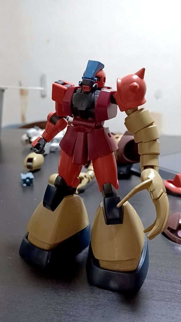 腕に武器を持たせられるように左手はマニュピレーターにしようかと思いましだか怪物感を出したかったので左腕とショルダーアーマーを取り払いました。