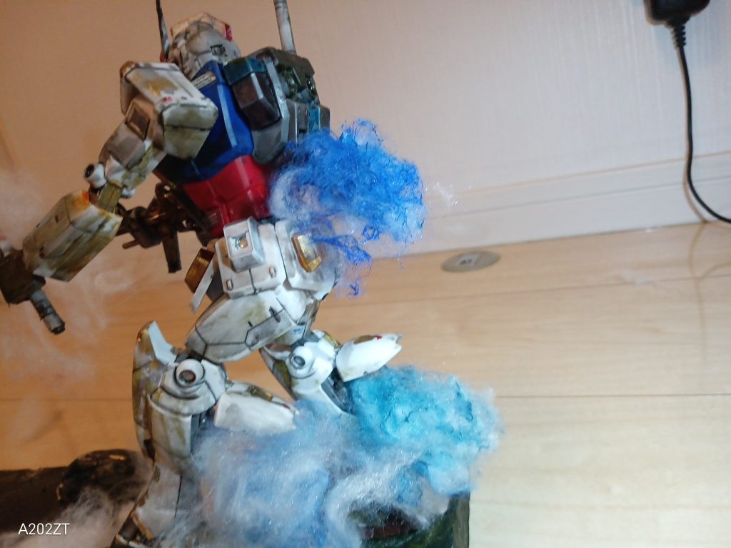 バーニアの火は綿で作りました。手が汚れて大変です。足についているバーニアの火は、普通のガンダムにはついてないんですが、太陽圏戦闘用のバーニアらしいです。前の投稿見た人ならわかるか…