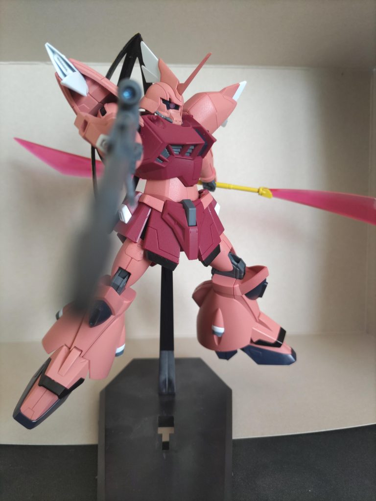 シャア専用ゲルググの箱絵風にゲルググはやっぱり盾を背負ってるのがカッコイイですね！出来ればナギナタのビームも青にしたかったんですがクリアレジンは経験がなく...