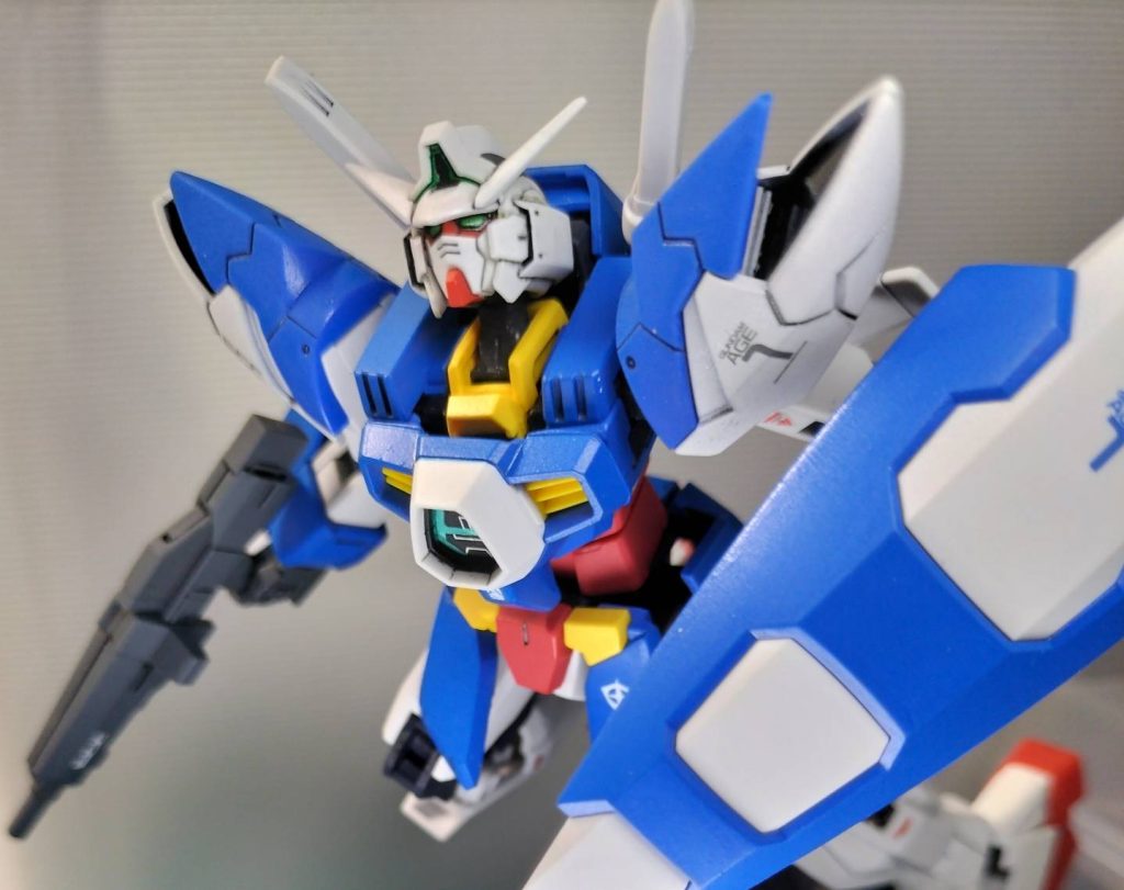 アルスアースリィの肩アーマーでさらにそれっぽく。なんかF90っぽさもあるような。飾るだけじゃなくてちゃんと遊べるガンダムになりました。いやぁ、やっぱりAGE楽しいわ~~ッ。改造しがいのあるキットなので、再販とか入手する機会があれば今後も積極的に作っていきたいですね。