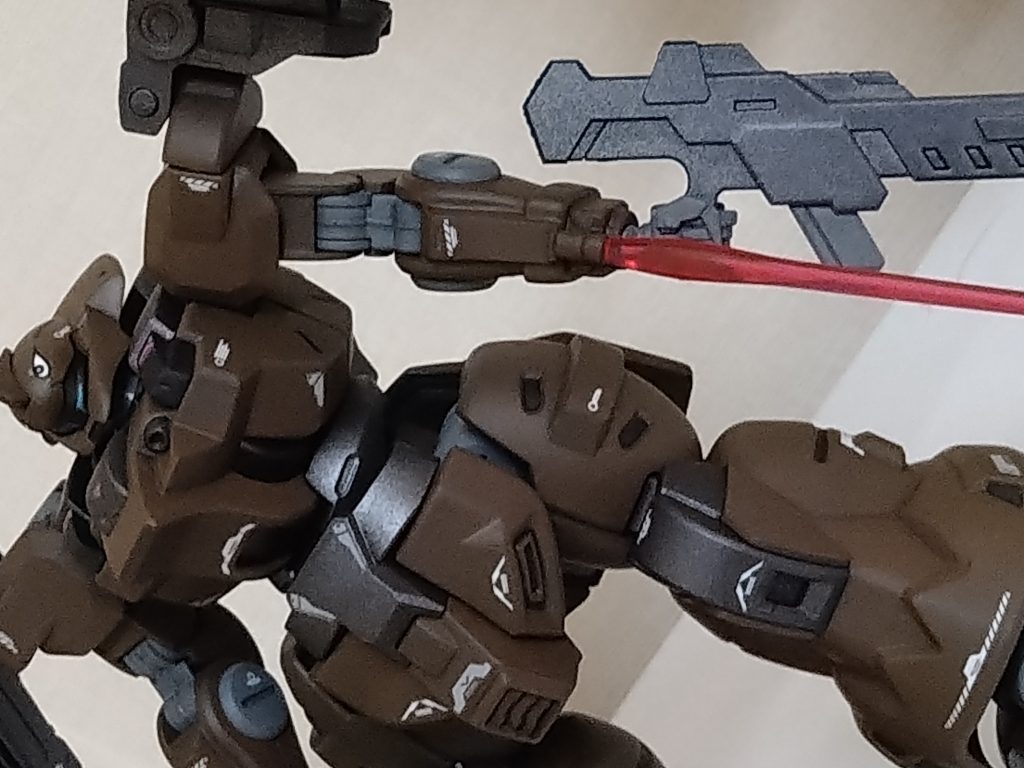 延長した前腕部にはビームバルカンにもなるビームサーベルを仕込んであります。