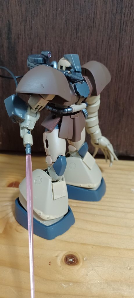 見てわかるように右腕には連邦軍の機体から流用されたという設定のビームサーベルを携帯しています