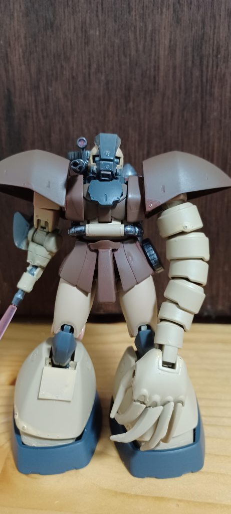 固定兵装は前述したビームサーベルに加えて右肩に増設されたザクマシンガンが主兵装です。それに加えてゴックから流用されたアイアンネイルが左腕に移植されております。