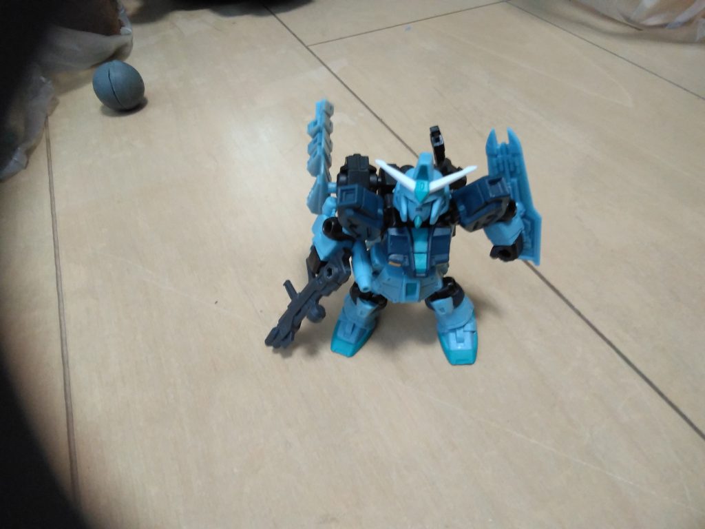 (試作壱号機)ライフルは別の機体のを流用してます。また本機は右脇の下にビームサーベルを常時出せるようにしています。さらに後方にはファンネルを装備しておりいつでもバリアを展開できます