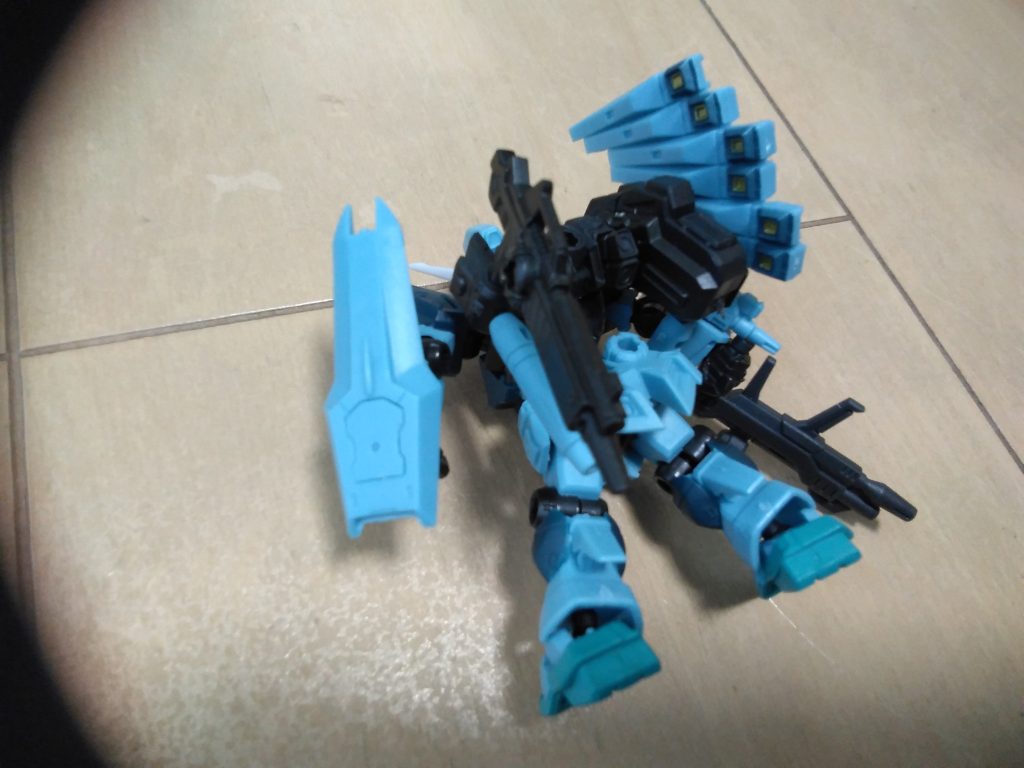 また後方下部にはガシャポンについていたビームライフルとサーベルを装備しております