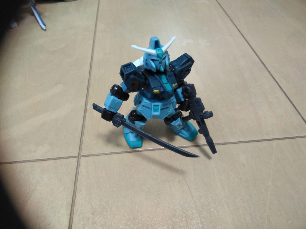 (試作弐号機)ライフルは誰のを使ったかは忘れてしまったのですが本機は近接戦闘をメインで作りました。バルパトスの剣とバックパック？を使いそれ以外は元の物となっております