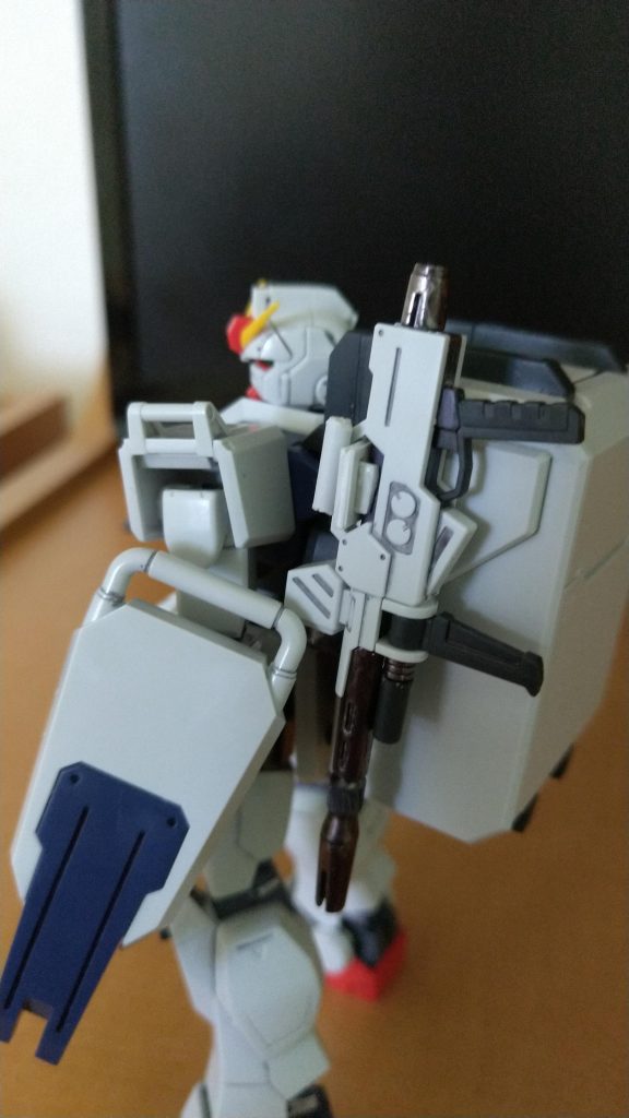 基本的に素組にガンプラマーカーのみです。改造と言える事ではないんですが、ランナーでコンテナにライフルマウント作って、取り外し出来るようにしました。