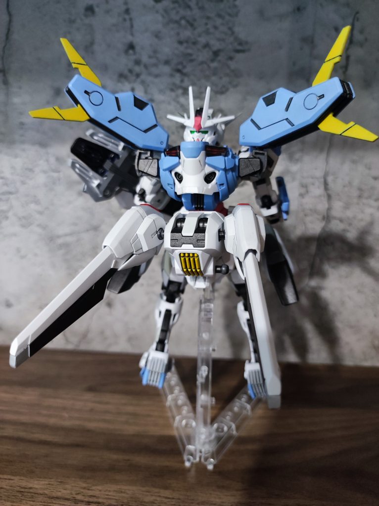 バックショットはこんな感じです。エアリアル改修型のバックパックに頭部と胸部をくっつけています。スレッタがまたエリクトと一緒に宇宙を駆け巡る、というのをテーマにしたかったので、雰囲気出すために頭部までくっつけています（笑