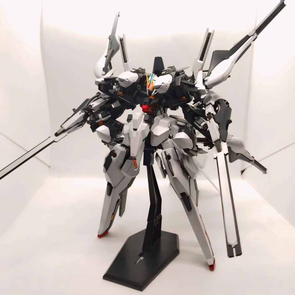 胴体と腕の機体色は元のティターンズカラーから、設定画に近くするためジャーマングレーとタイヤブラックを使用してみました内部フレームや一部武装に黒鉄色を使用してより重量感を感じる様にしてみました