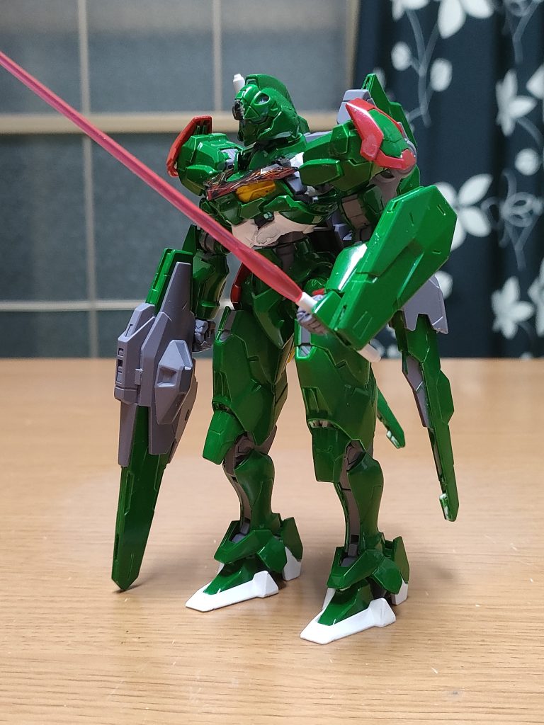 ガンビットライフル形態にビームサーベル、小型シールドと全部乗せ出来ます。