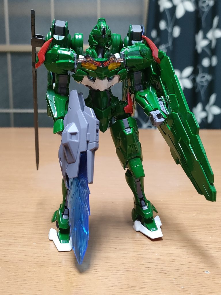 通常はガンビットシールドにレシーバーガンから発振するビームサーベルにフライトユニットがデフォ。