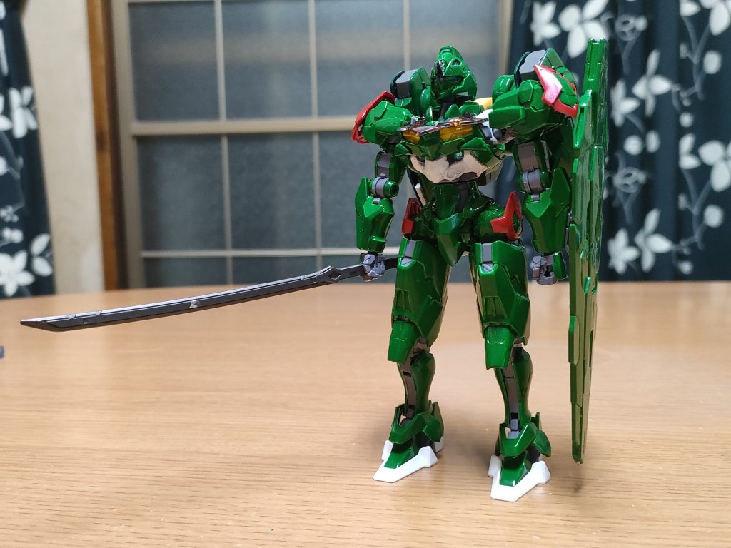 ビーム兵器対策を考慮してフライトユニット右側に実体刀を一本装備してる。