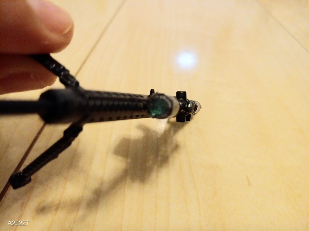 ここをピンバイスで開けて、見にくいですがシールのシートを張っています。↓