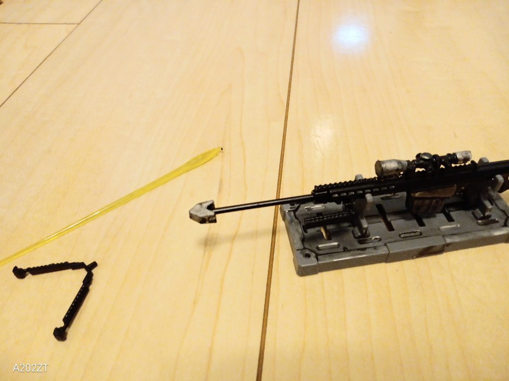 付属品はこんな感じですね。百均の銃の付属品はビームサーベル以外全部です。110円でこんなにいい仕上がりになるなんて思いませんでした。