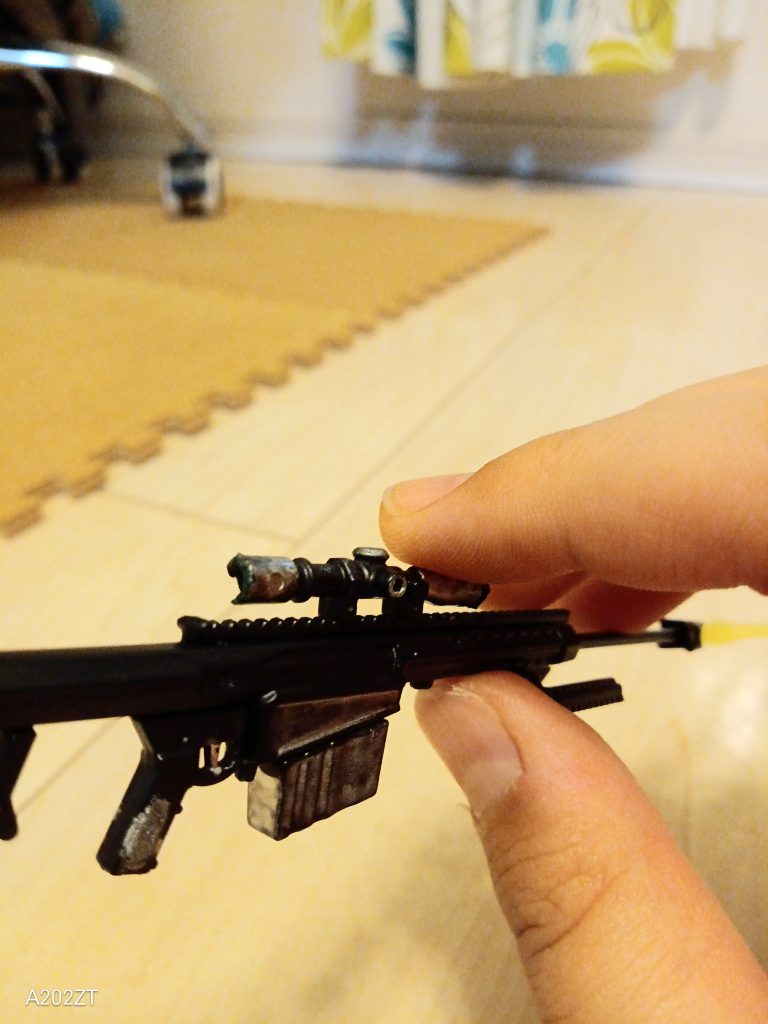 後ろの穴をピンバイスで開けました。僕の指の近くにある穴もピンバイスで開けました。