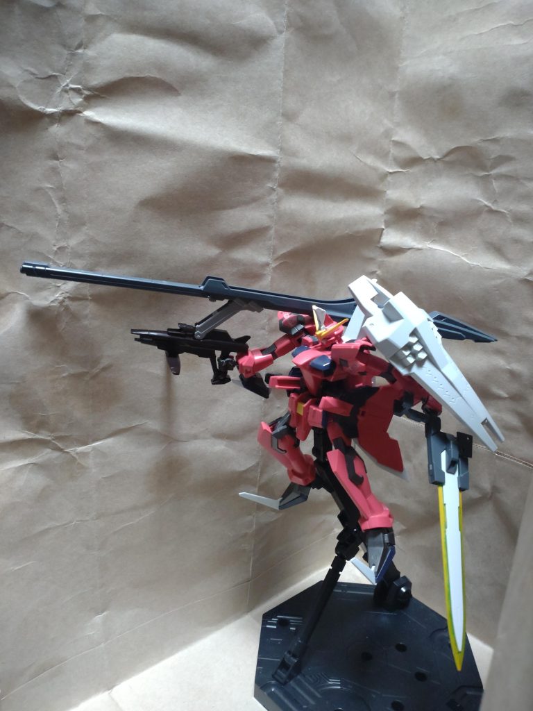 拡散ビーム砲内蔵シールドを装備させても、面白いですね。（ ミサイルポッドにすると、省エネかもしれません）ブリッツガンダムのシールドや、同じGATシリーズのコンバインシールドのデータを参考に開発したという設定です。