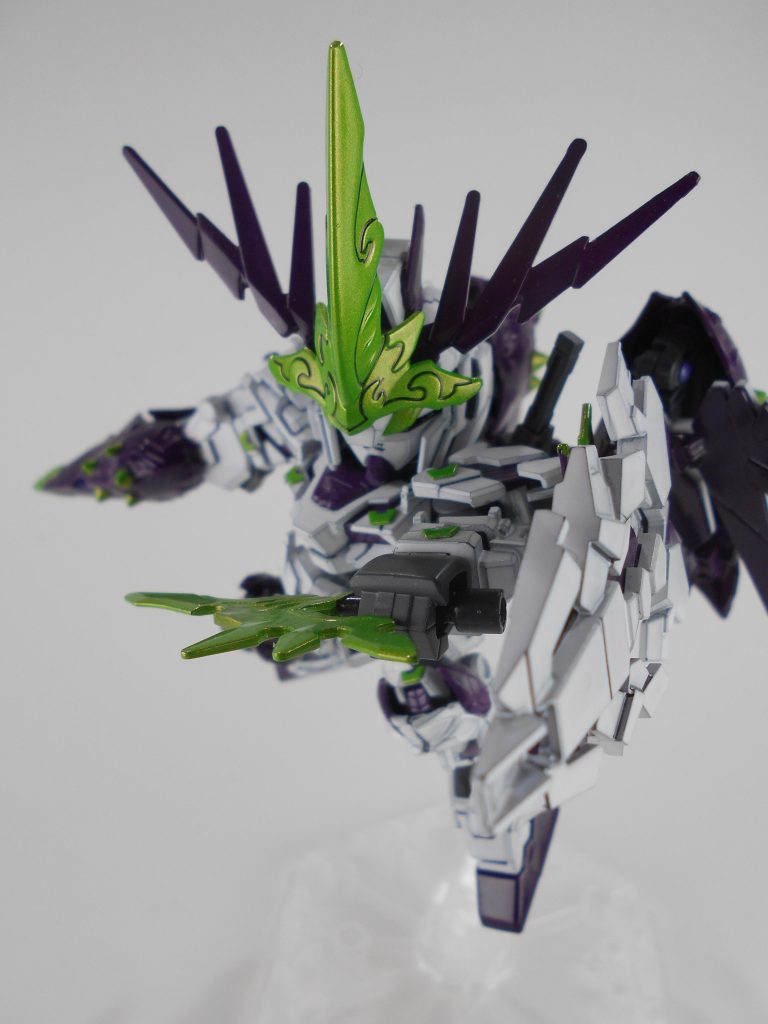 妖扇華改、「妖刀華」。ダガーとして使用するほか、周囲のサイコミュ装備を操れるタクトとしても使用可能。