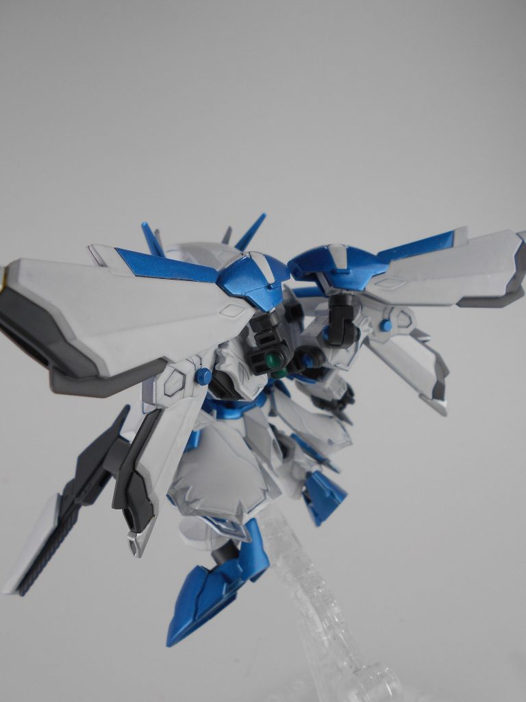 バックパック、「不死鳥蒼翼」。フェニックスガンダムのウィングユニットを背部に移動させ、スラスターの追加と腕の可動域を確保。