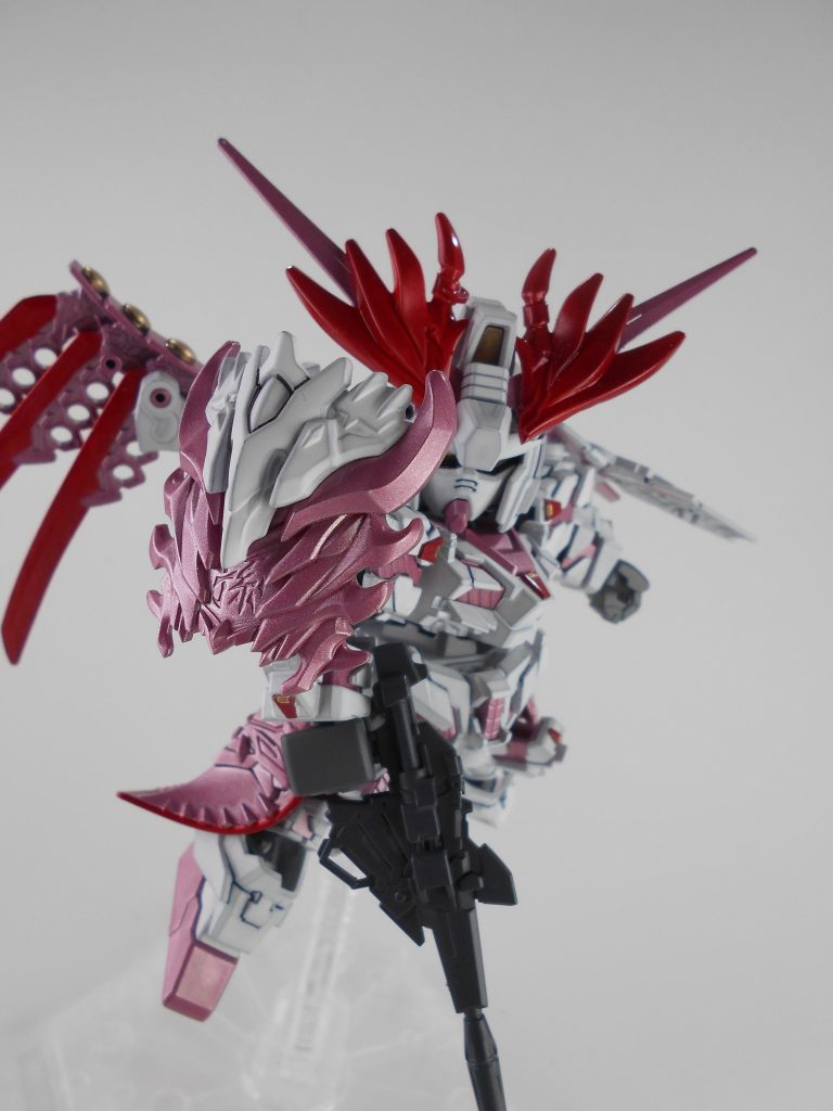 肩装備シールド、「赫炎ノ羽衣」。衝撃やビームに反応し、色が変わり形状変化が行われる。