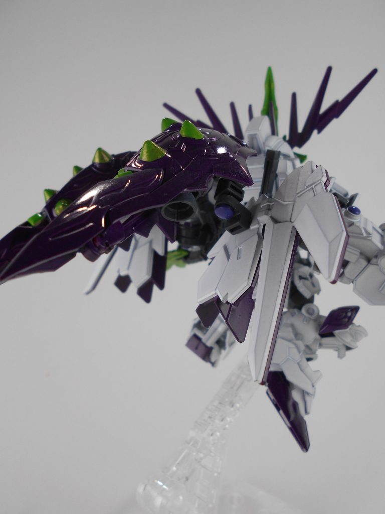 バックパック、「悦狂嵐天舞」。アームド・アーマーXCにバーニアとニードルファンネルを追加した「悦狂嵐舞」を増設。