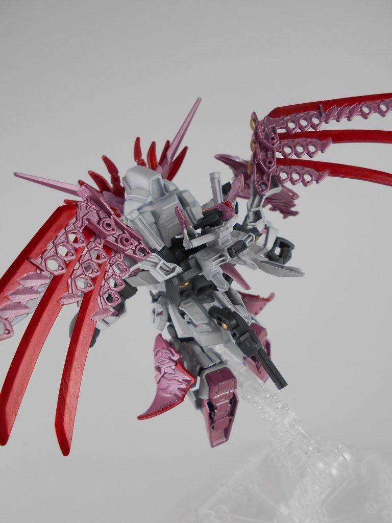 バックパック、「赫炎刀飛翔」。三本二対の日本刀型装備をサイコフレームにより動かし、高機動化を実現。中央部にはデバイスも追加していて他の機体のメモリも読むことも可能。