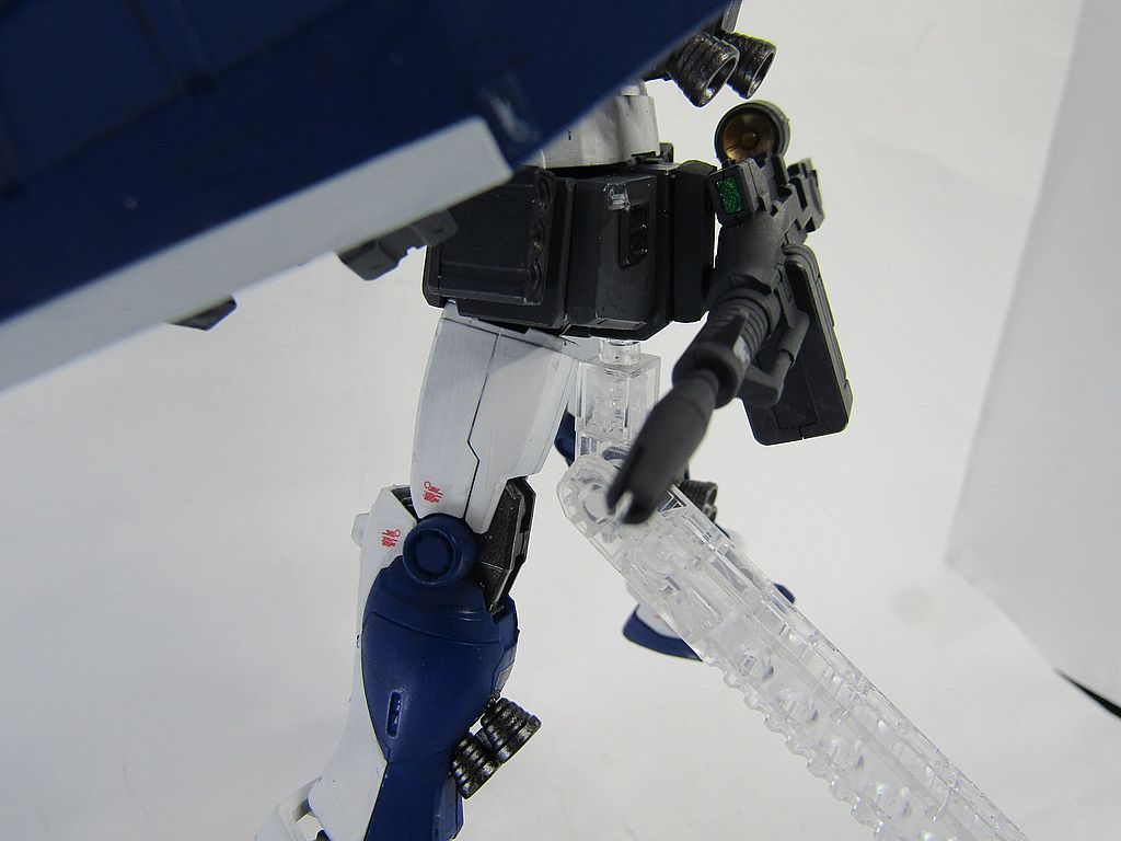 写真の角度が悪いですが、そのままつけるとバーニアでビームライフルが焼けてしまうので接続位置を下に下げています。応急処置的マウントといったところでしょうか。