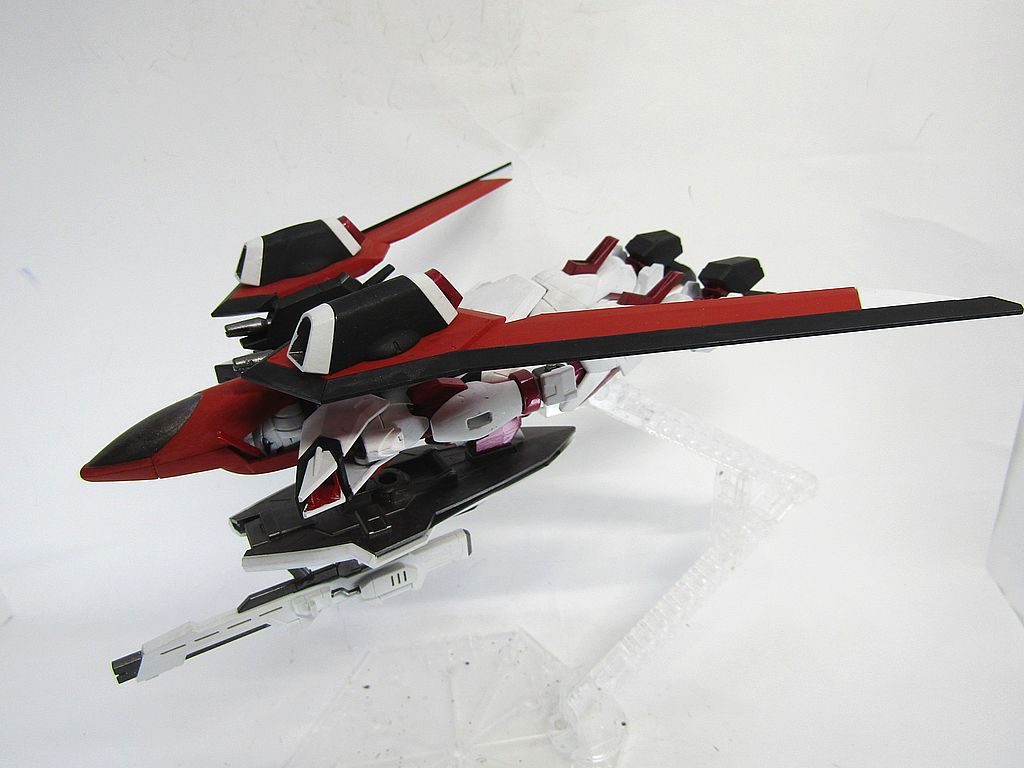 飛行モードに変形。ムラサメの方が強そうではありますが。純粋に航空戦力とする場合はムラサメの系譜を採用するかと。どちらかというと、海兵隊的運用する部隊に配備しそうですね。