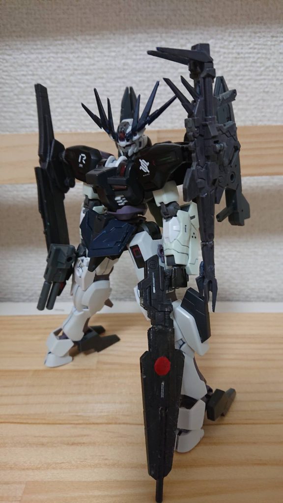 GXE‐3+fs/Bs ガンダムディア―ゼロ バーストシェイプこの機体は素体のディア―ゼロに砲撃戦特化の装備を付けた姿である。戦闘中にソードシェイプに換装することも可能だ。砲撃戦特化とはいえ遠距離専用ではなく中距離型の戦闘をする。武装は頭部34mmバルカン、弐連式ビームライフル、ベラージュビームマグナム、ウィングビームライフル×2、エクシードビームライフル、遠距離高エネルギービーム砲ペルクーチャだ。