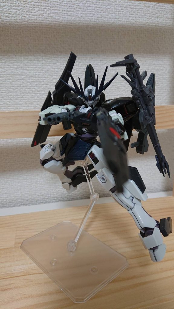 二連式ビームライフルはディフォルメティオと同じ装備であり連射性が高いが一つ一つの火力は弱い。エクシードビームライフルは連射性はあまりないが火力が強く二連式ビームライフルと真逆の性能だ。