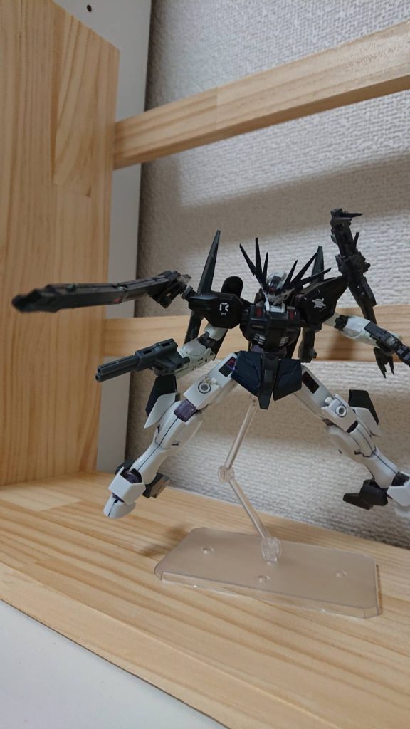 遠距離高エネルギービーム砲ペルクーチャはインフィニスのものと変わらない。最低3Km撃つことができエネルギーが切れない限りほぼ永遠と撃つことができるが、エネルギーは母艦であるアーリスファトゥムから補充するしか手段はない。