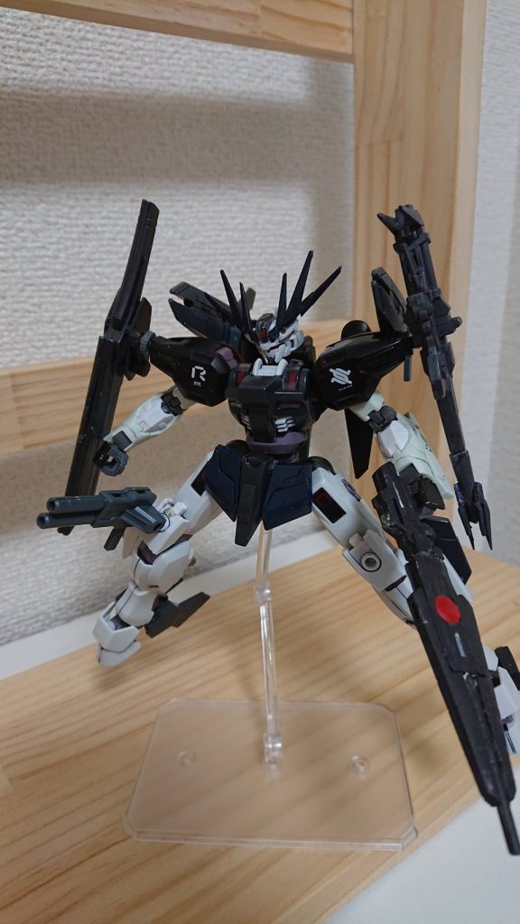 バックパックについている2つのウィングビームライフルはビットシステムが搭載されており、独立して動くことができる。エネルギーはバックパックから直接供給される。今回も閲覧していただきありがとうございます。前回投稿したディフォルメティオが削除されていましたので次の機会があれば投稿したいと思います。そして!ビルドダイバーズウーヌン+が更新されましたので是非読んでみてください!では、また会いましょう👋「次回 ビルドバーニングガンダム改&グラディスアーマー」