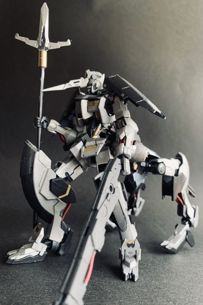 実際作るとバルバトス2体分なのでボリュームがありますね。ポーズの付け方が若干難儀します。