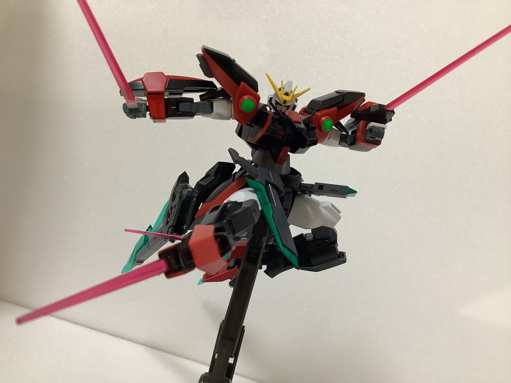 ビームサーベル&ビームヒール両腕のショートシールドと両踵に収納・内蔵されたビームサーベル。