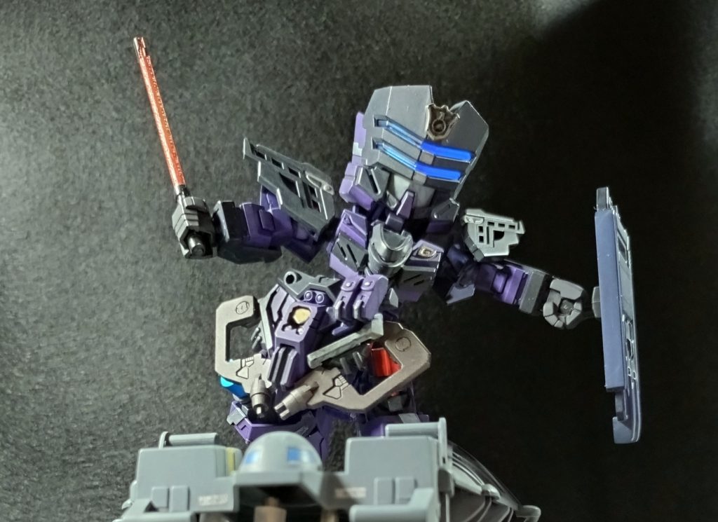 塗装の練習にと思ったのですが小さな機体に結構なモールドがありましたので普通の全塗装と軽くフィルタリングで仕上げました。バイザーのクリアパーツにだけ蛍光クリアを拭いてブラックライトで反応するようにしました。