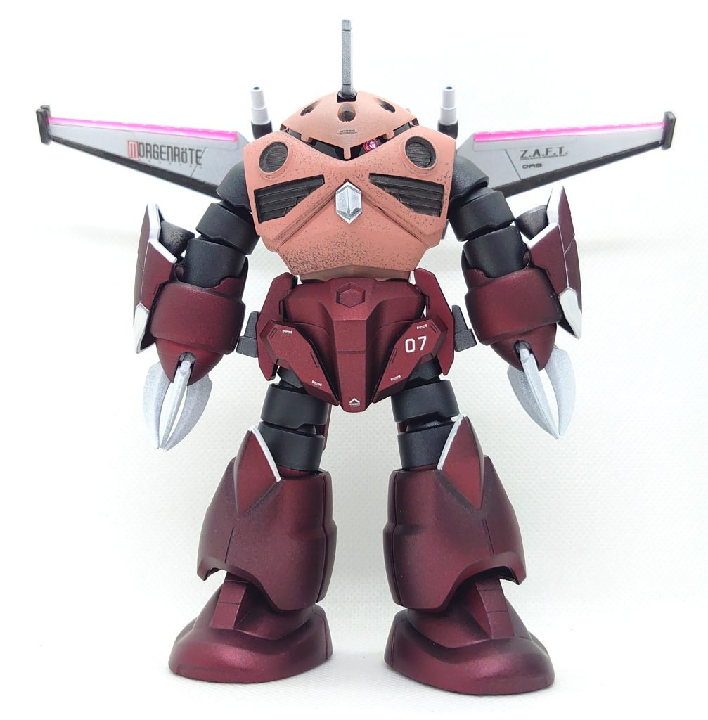 HGUCの腰部パーツは、所謂『海パン』形状でしたのでアーマーを取り付けてイメージを寄せています。背部リフターに『ザフト』『オーブ』『モルゲンレーテ』のデカールを貼ってみました。ザフトとオーブの名前が並ぶのってエモくないですか?あと開発にエリカ・シモンズ関わっていそうというイメージでモルゲンレーテの名前も表記してみました。実際は秘密裏に活動している機体なので、表記はできないんでしょうけどw