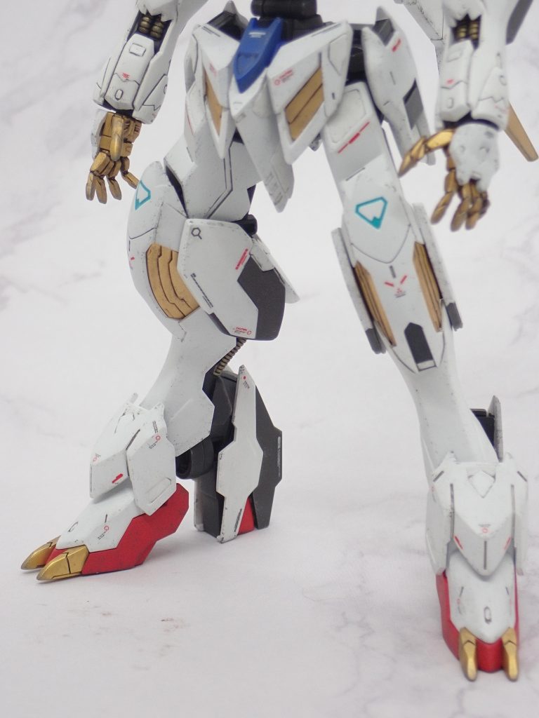 つま先はフレームを短縮して後退させてます。かかとはフルメカニクスを参考にしてフレームっぽくしてます。ふくらはぎ側面のディテールはキットだとぼんやりしてたので埋めて削って消しました。