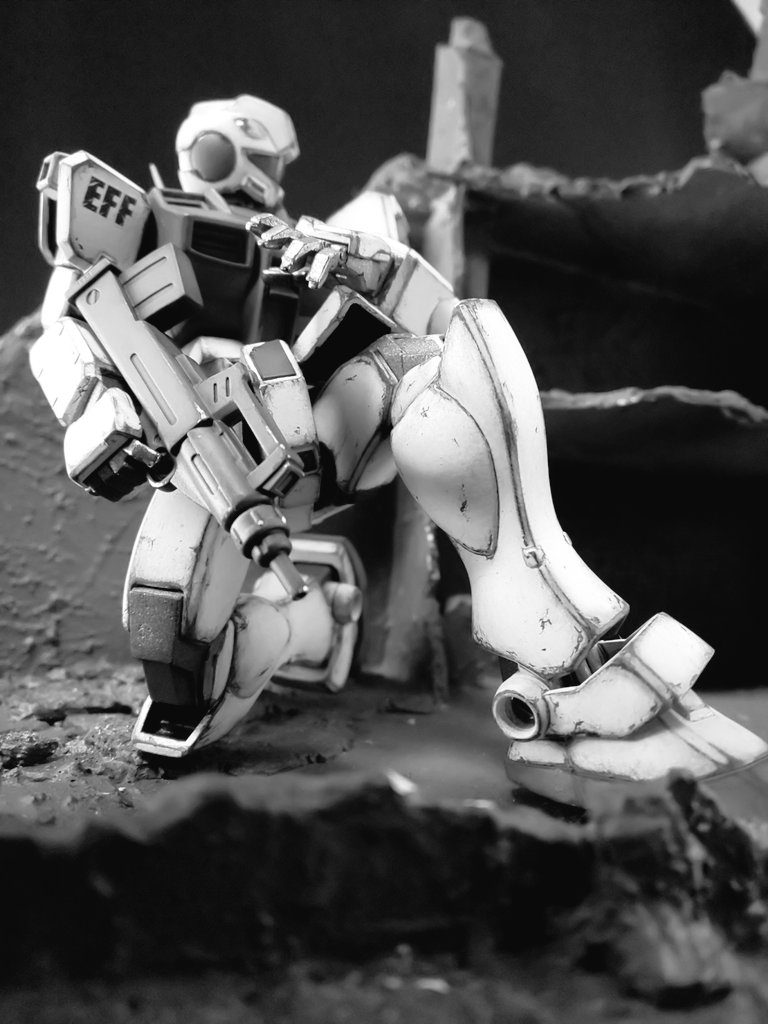 白黒画像しかありませんが破壊された建物等のジオラマでした。警戒中のワンシーン。プラ板で形を作ってパテやらセメントやらでできてます。「何が起きているかわからないが我が軍のMSが味方機を攻撃しているようだ!周囲を警戒しろ!」「了解!まだここは被害が無いようd 」