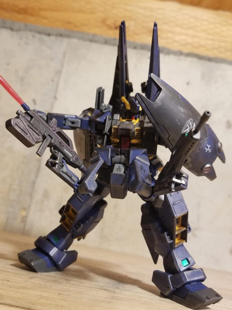 プレバンのTR-1次世代量産機とアドバンスドヘイズルを色々混ぜてこのスタイルになりました。サブアームにはビームライフルとヘイズル2号機のマシンガンを装備しました。これが量産機だとすれば、ティターンズが負けるわけがないのですが。開発が間に合わなかったのですね…