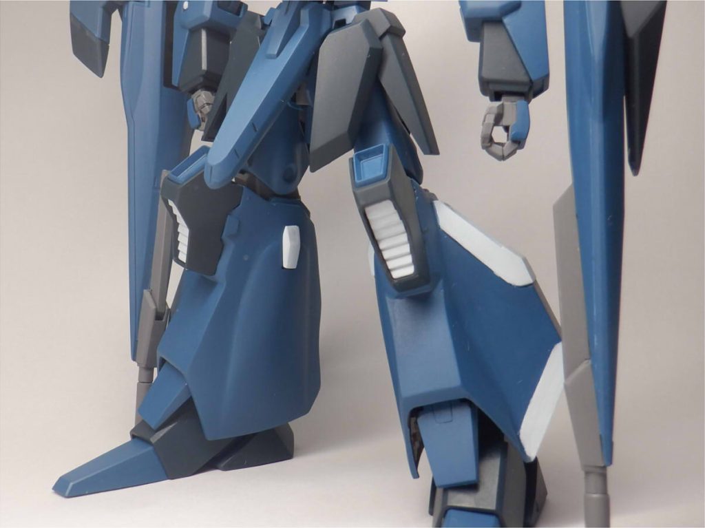 膝部分にもスラスターが。