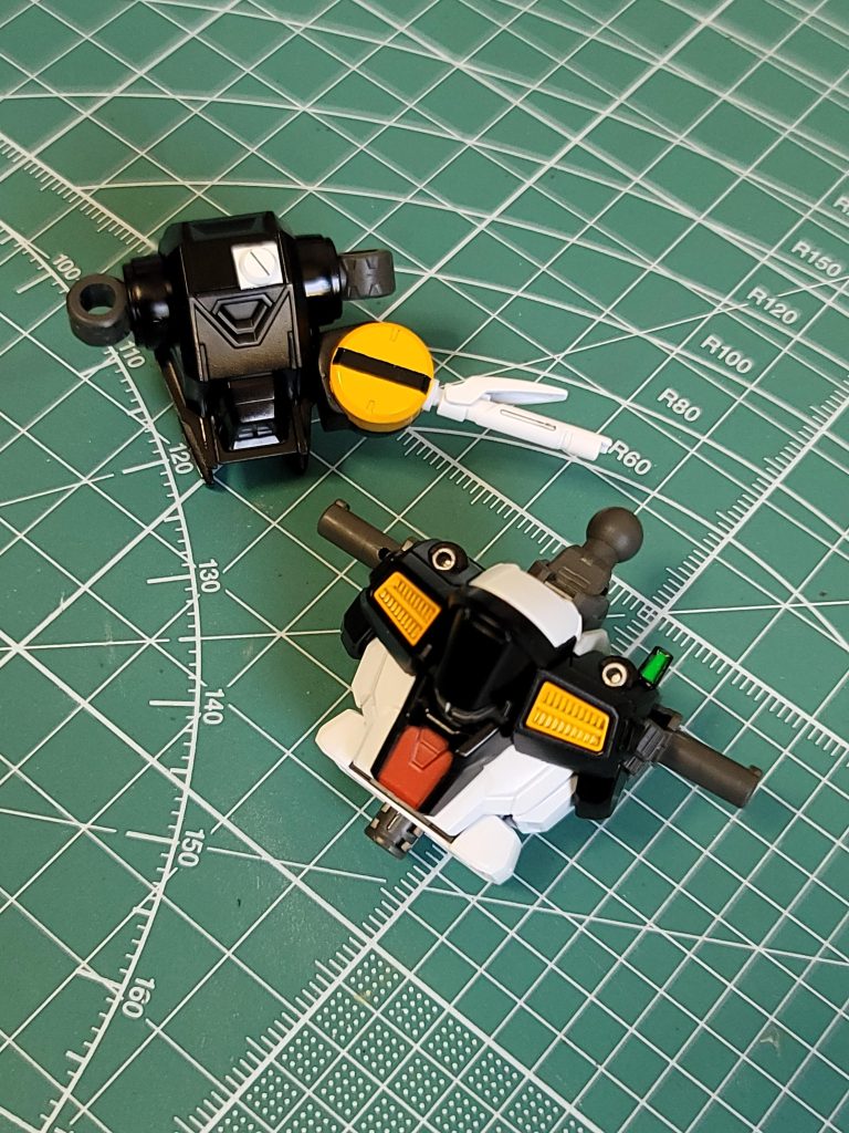こちらもほぼほぼそのままフリーダムです(gundam-kao5)カラーリングでニューガンダム風にしておき、左鎖骨にニューガンダムについてる緑色の光やつをつけたり、バックパックにニューガンダムの丸っこいやつを取りつけました(gandam-hand1)