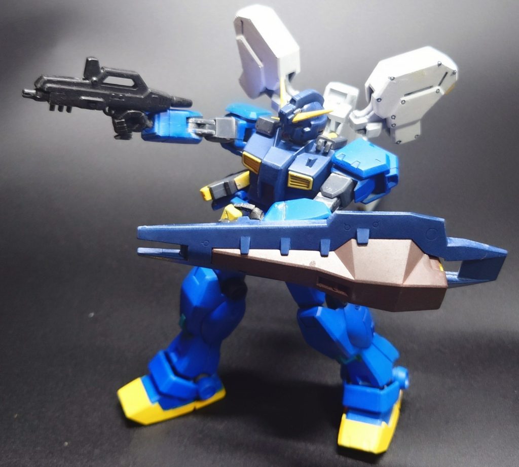 エア缶を使用したので、塗りがめちゃくちゃ厳しかったです。エアの圧力が足りなくなって大分、ムラムラしてます。塗りのことを考えないで、合わせ目処理や組み立てしたので、マスキングが難しく塗れてない箇所や、はみ出している箇所がありますね。初塗装なので、ある程度、妥協してます。