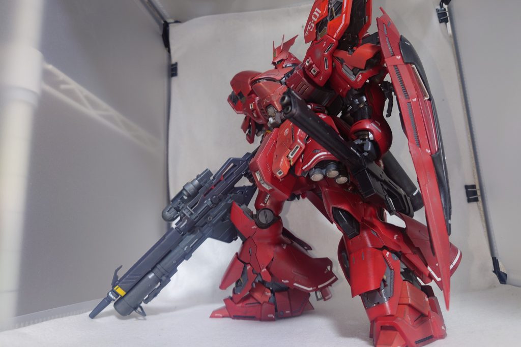 斜め正面から、大きい機体に大きい武装が似合います付属のロングライフルにはシナンジュ・スタインのロケットバズーカが接続できます。