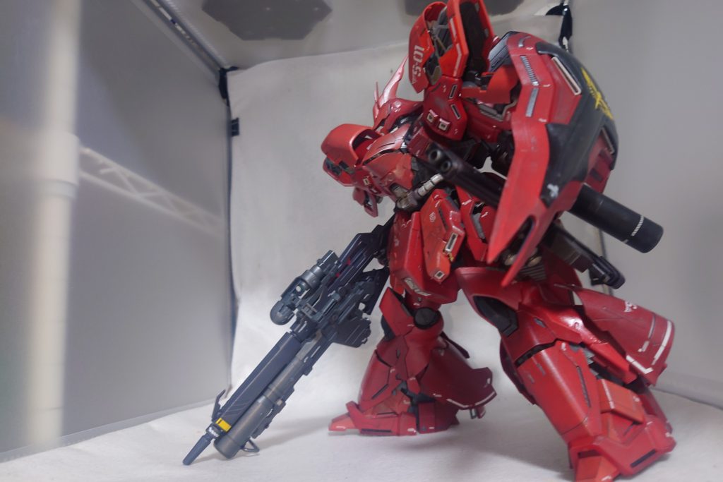 その大きさの為ポーズを付けて飾っておくのは、ベースがあったほうが良いかもしれません。調整しないと脚部の関節が自重に負け気味です。