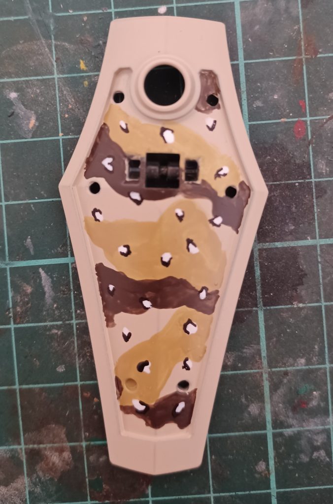 シールドの見えなくなる部分でチョコチップ迷彩の練習で～す♪