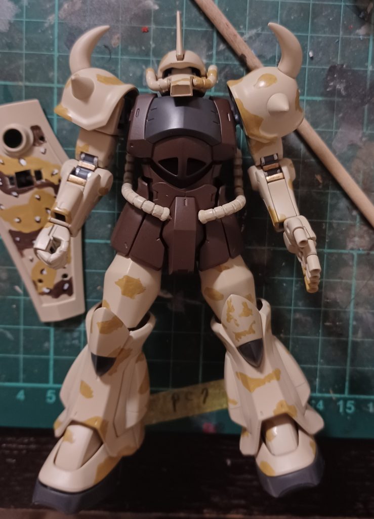 【デザート迷彩一色目】サンディイエロー(H-79)をフリーハンドで適当に筆塗り♪ポイントは、二色目の迷彩塗装の間隔をイメージして隙間を大きく取るように塗る。また、柄は大きくならないようにする。