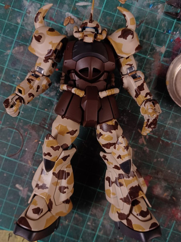 【デザート迷彩二色目】二色目のレッドブラウン(H-47)も大柄にならないように注意しながら筆で塗っていく。