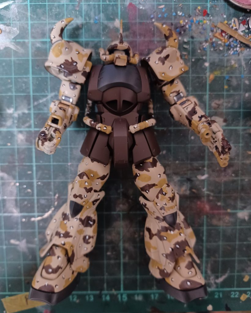 【チョコチップ塗装】最後はお楽しみのチョコチップを描いていく。先ずは、面相筆の筆先でホワイトをランダムにチョンチョンと付けていく。点々を増やし過ぎないようにバランスを見ながら塗っていく。白いチップが乾いたら白点の輪郭に三日月を描くように黒を塗っていく。三日月は同方向にならないように、上下・左右と考えながら塗っていくんだけど塗っていく内に視力検査のCのようなマークを思い出してしまった(笑)。