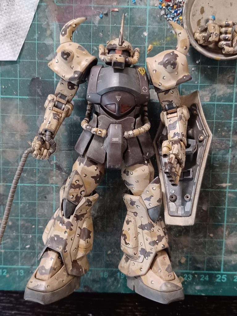 【デカール貼り&砂漠ウェザリング】砂漠戦を想定したウェザリング塗装を施したら完全で～～す♪  ヒートサーベルを握らせたポーズの写真も撮りたいので、「グフの日」にリベンジしよっかな♪