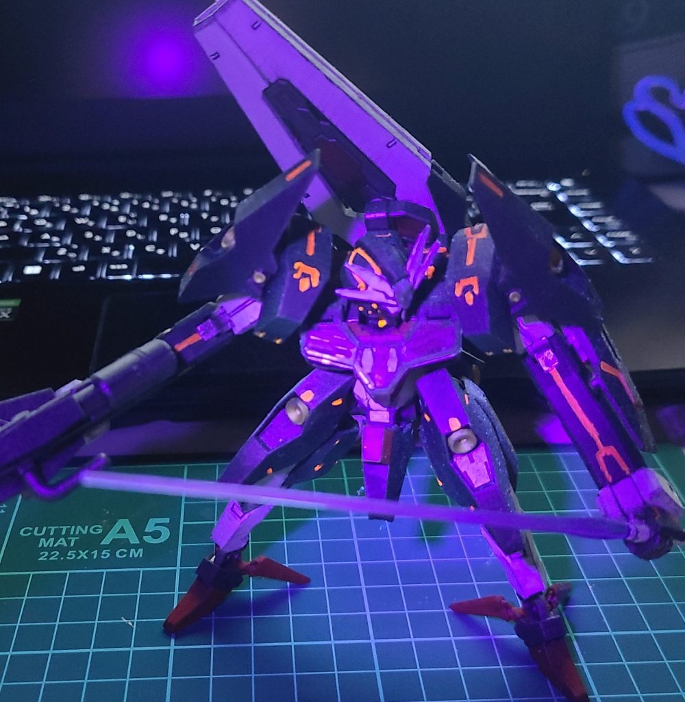 ↑参考実は以前アップしたルブリスソーンで利用したガンダムマーカーロイヤルメタレッドがブラックライトに反応する事が後から解っていて、今回のトランザムホロレッドもブラックライトに地味に反応していたりします。これも新たな発見ででした。
